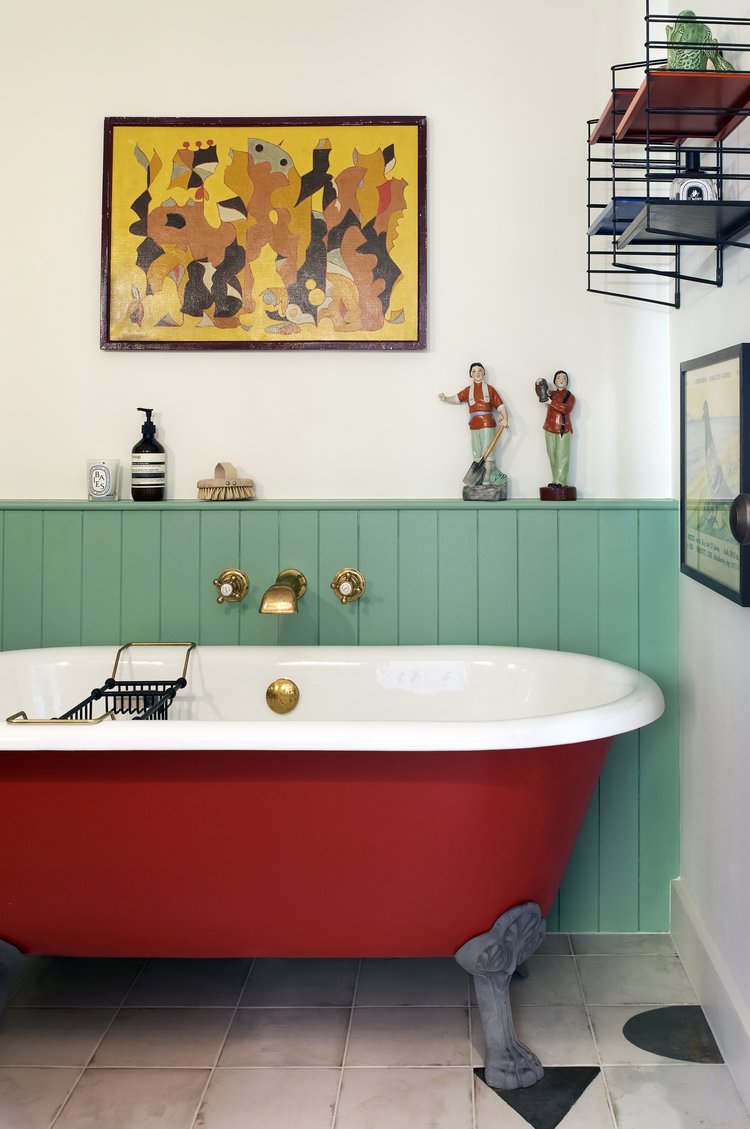 A red bath by Howark Design