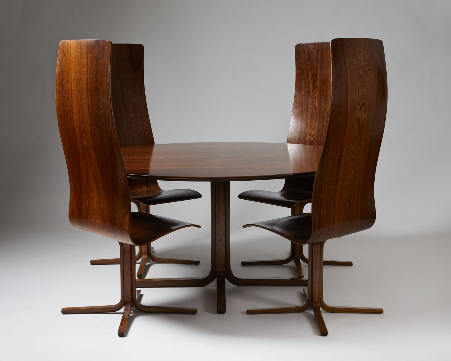 Scandinavian design from Modernity: Arne Jacobsen Oxford dining set
