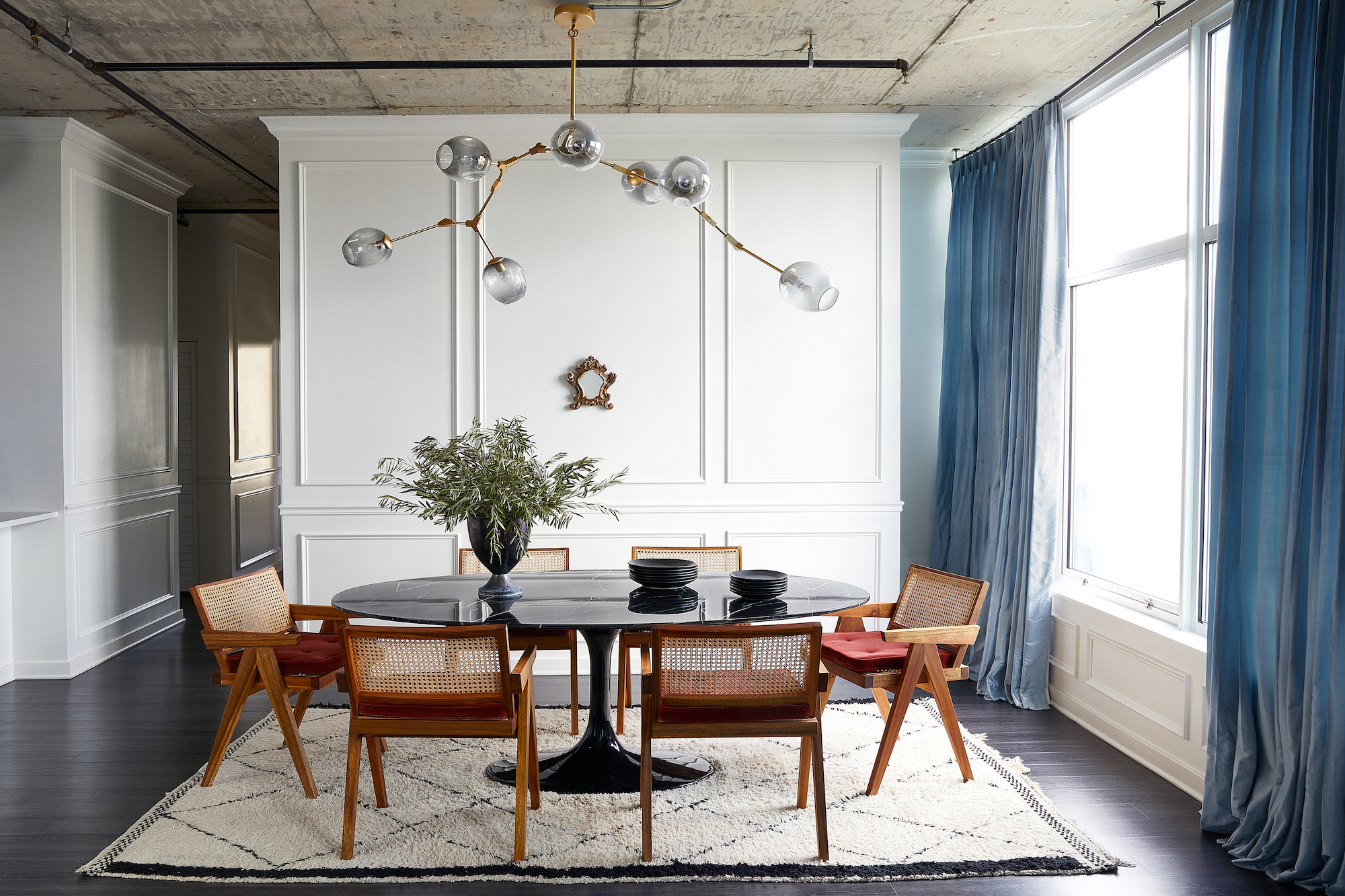 Pierre Jeanneret chairs around an Eero Saarinen table in a city apartment by interior designer Abir Salim – Effect Magazine