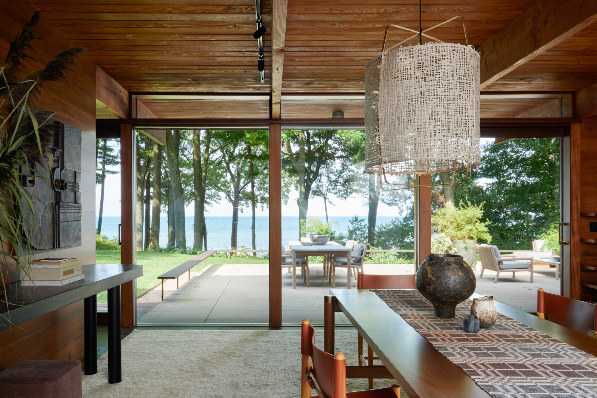In her Lakeside Midcentury project, Celine Robbins renovated a 1938 home by architect Henry Dubin to create a perfect fusion between interiors and architecture - Effect Magazine