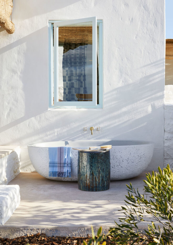 Outside bath at Hum House by South African interior designer Gregory Mellor at the Andrew Martin International Design Awards 2023 in Effect Magazine - Effetto